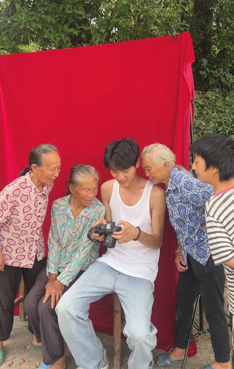 奶奶們擠在一起看相機(jī)里的照片。受訪者供圖