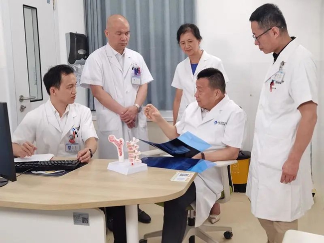 張長青教授現場帶教。