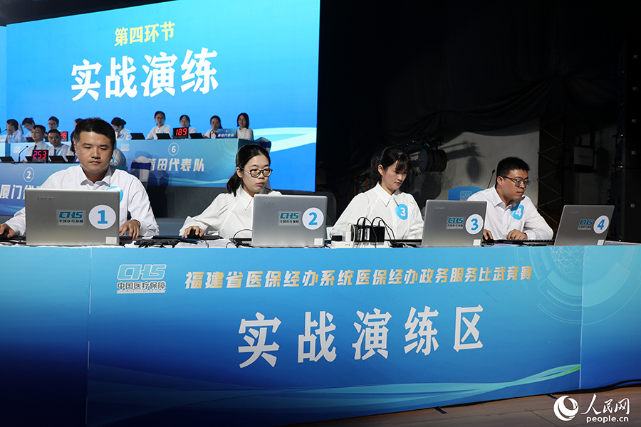 爭分奪秒的實戰(zhàn)演練，十分考驗隊員的基本功和臨場應變能力。人民網(wǎng) 葉青卿攝