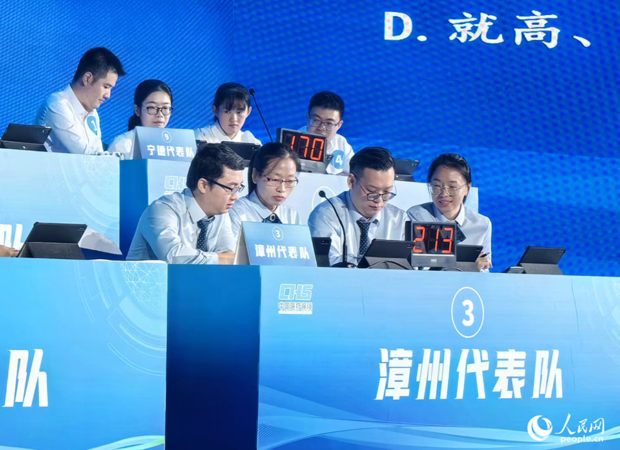每支代表隊由四名業(yè)務骨干組成，在比賽中需計算個人得分，同時累計成為團體得分。人民網(wǎng) 葉青卿攝