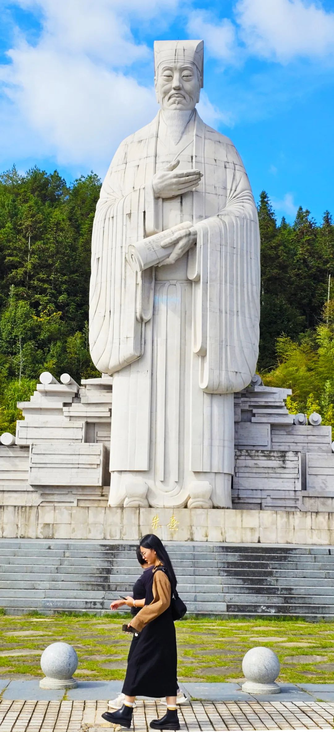 朱熹塑像。