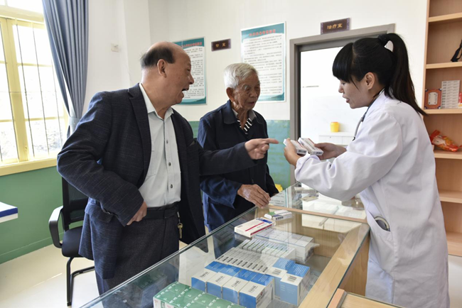 村民到衛(wèi)生所拿藥。
