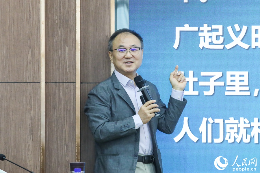 胡正榮進(jìn)行《加快媒體深度融合 建設(shè)全媒體傳播體系》專題報(bào)告。人民網(wǎng)記者 林盈攝