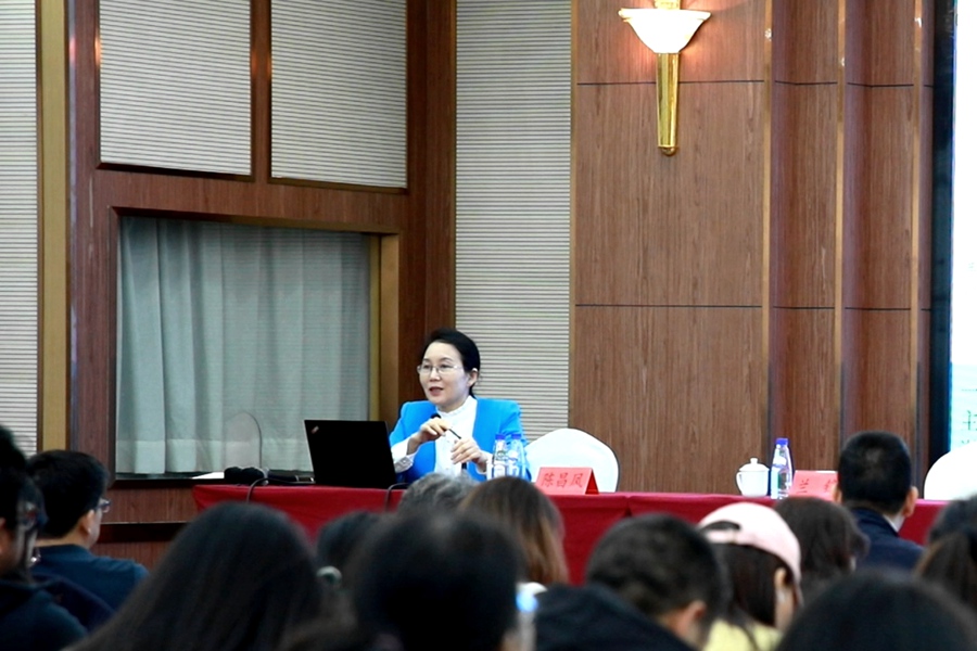 陳昌鳳進(jìn)行《人工智能賦能傳播：新模式探索》專題輔導(dǎo)報(bào)告。人民網(wǎng)記者 林盈攝