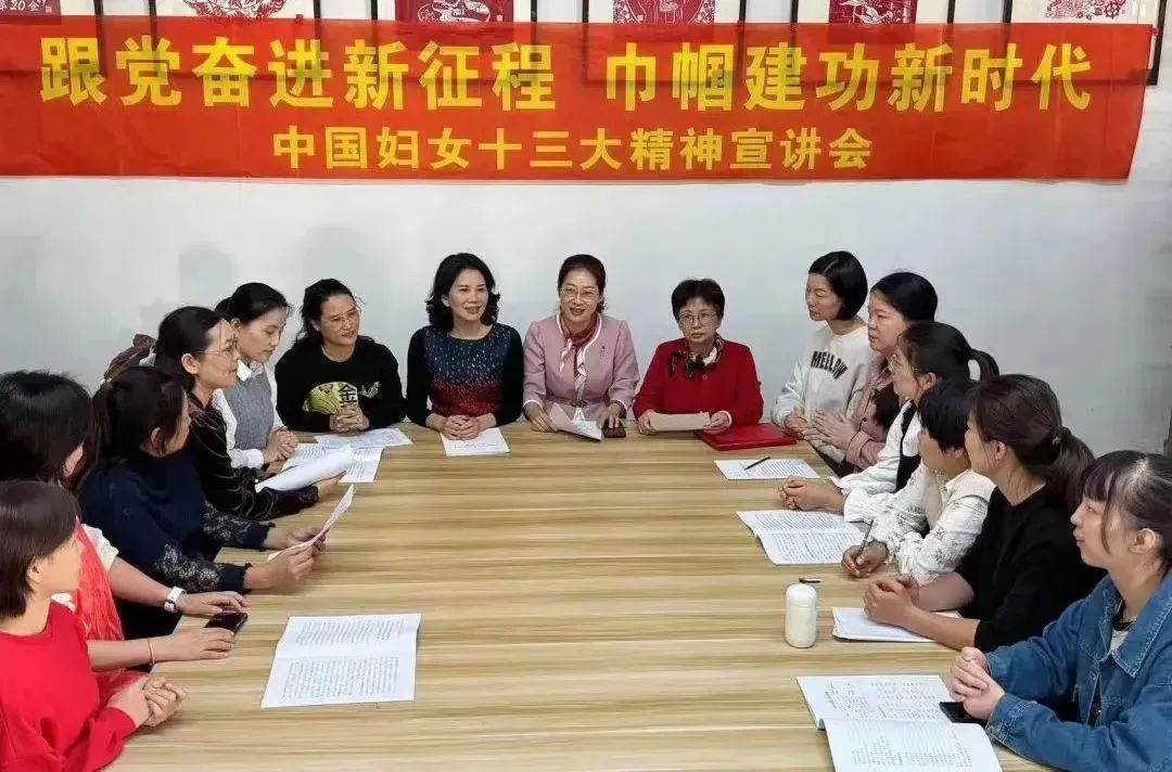 陳燕榕正向協(xié)會成員宣講習(xí)近平總書記重要講話精神和中國婦女十三大精神。