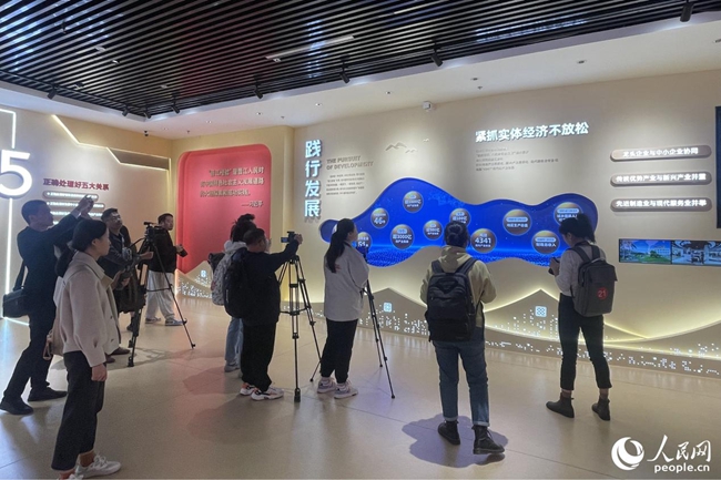 參賽記者在晉江經(jīng)驗(yàn)館展廳參觀。人民網(wǎng) 謝星宇攝