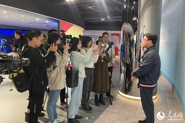 參賽記者在恒安集團(tuán)集中采訪業(yè)務(wù)骨干。人民網(wǎng) 謝星宇攝