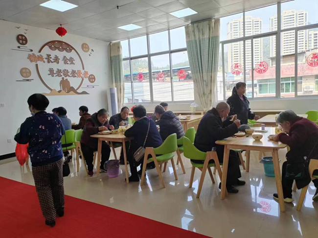 老人們在“長者食堂”吃午餐。