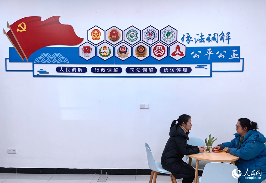 將樂縣“一站式”多元調(diào)解中心的一面墻上掛著十個成員單位的標(biāo)識，便于來訪群眾快速選擇判斷。人民網(wǎng) 葉青卿攝