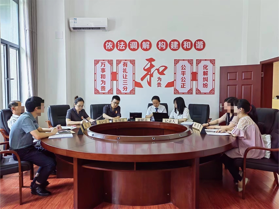 永安市人民法院文創(chuàng)園法庭“公證調(diào)解室”內(nèi)，法官和公證員正在調(diào)解糾紛。受訪單位供圖