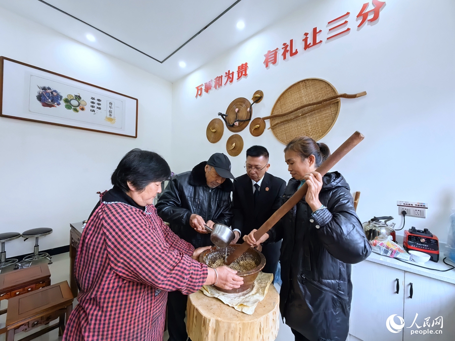 將樂縣人民法院南口法庭采用“擂茶調(diào)解法”化解矛盾糾紛。人民網(wǎng) 葉青卿攝