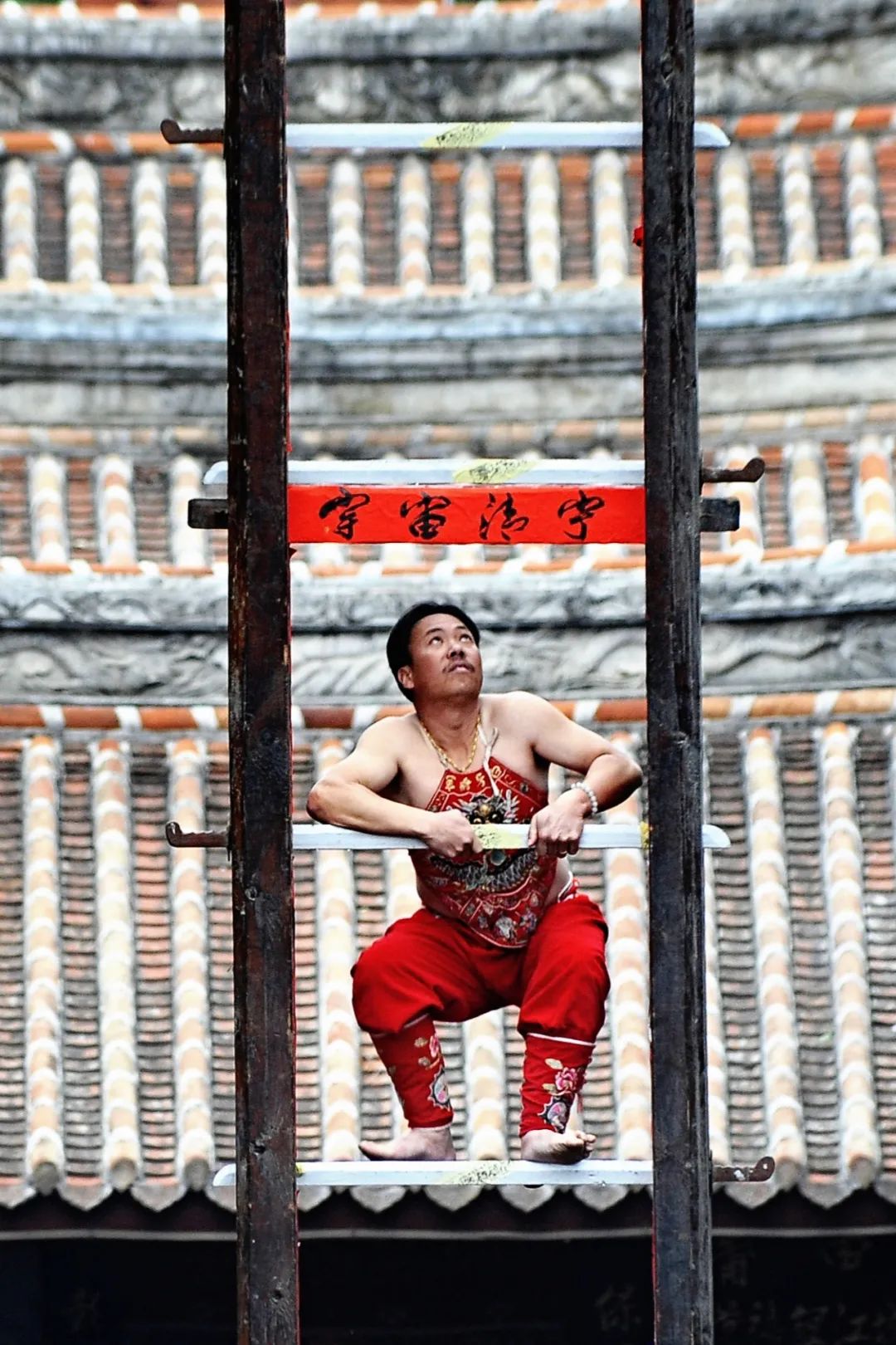 爬刀梯。蔡國微攝