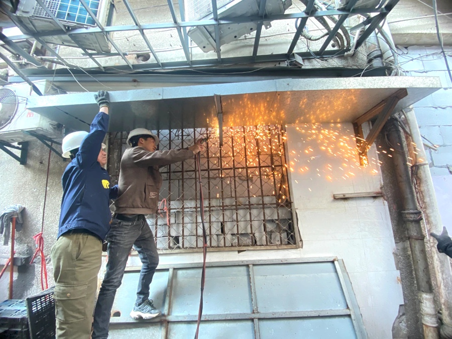 拆除另一店面私建簡易洗手間。思明區(qū)城管局供圖