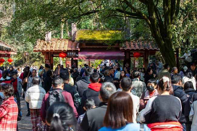 春節(jié)假期，武夷山游人如織。