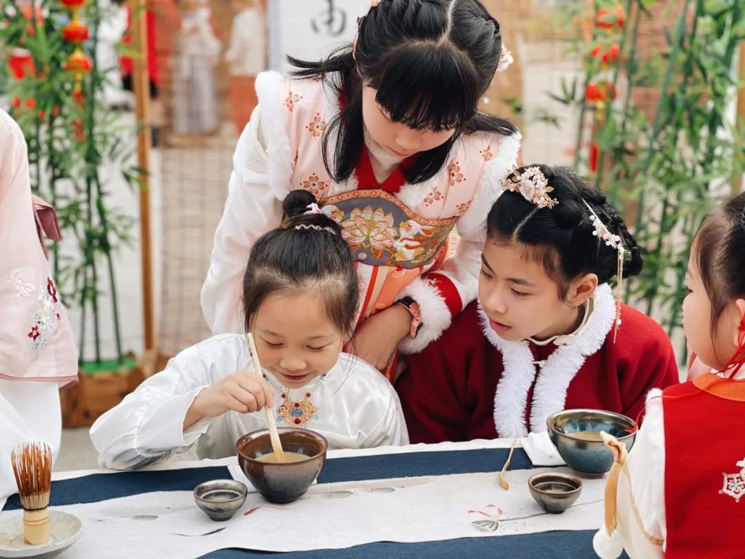 福州市晉安區(qū)，斗寶廟會讓學(xué)生們沉浸式體驗傳統(tǒng)文化。斗寶廟會這一民俗，源自春秋時期十八個諸侯國在潼關(guān)斗寶，福州文人將其引入閩地，成為榕城廟會的特色文化名片。蔡心儀攝