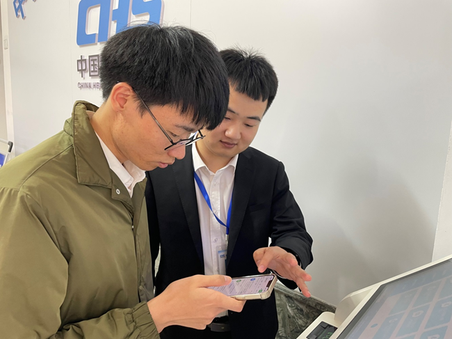 詔安醫(yī)保中心工作人員為群眾辦理異地就醫(yī)備案。黃寒玉攝