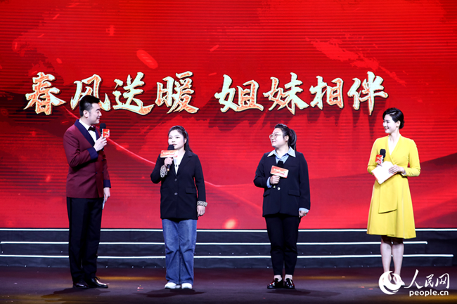 婦女代表講述自己在婦聯(lián)“為婦女兒童辦實事項目”幫助下的成長故事。人民網(wǎng) 陳永整攝
