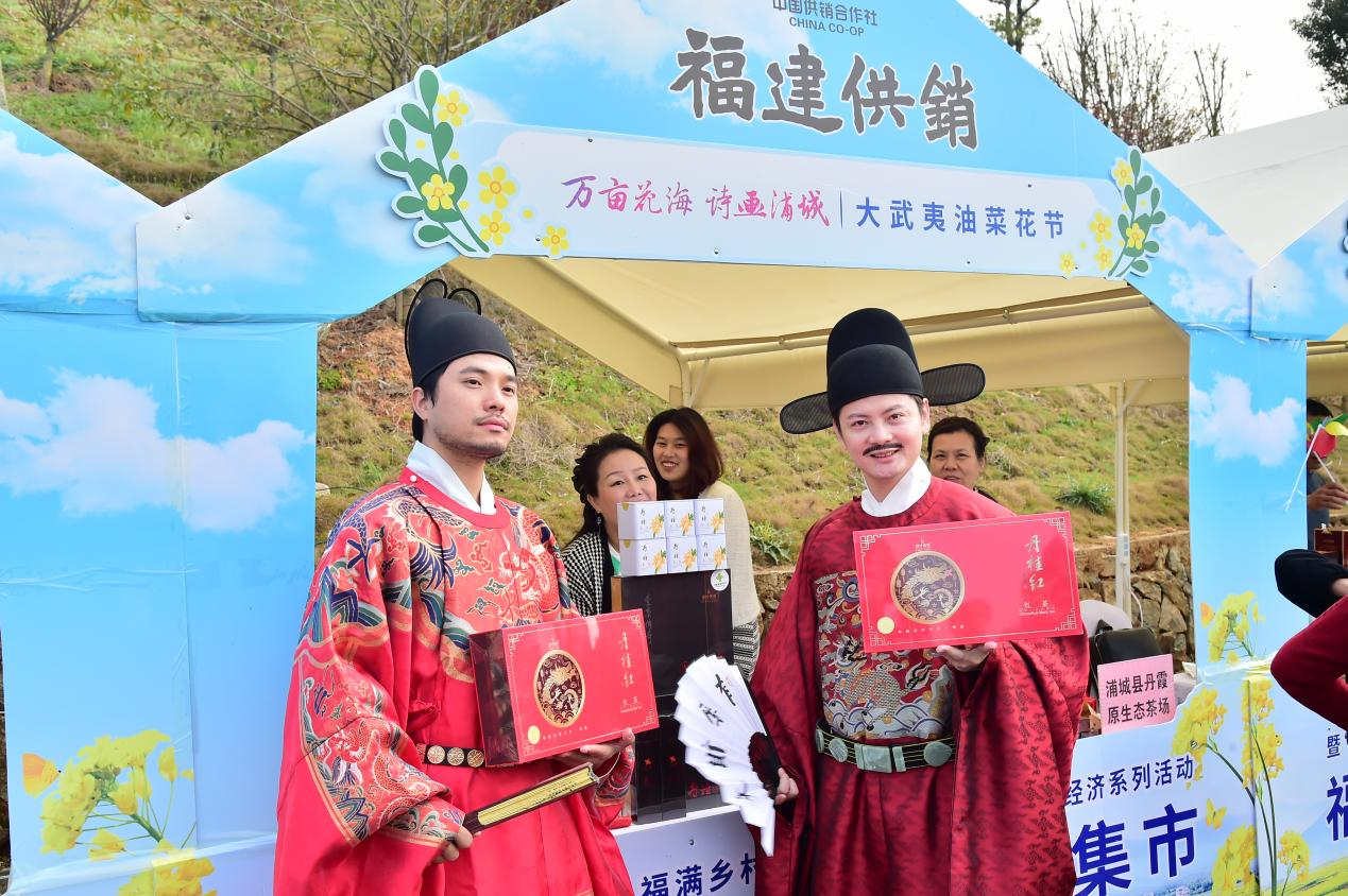 漢服愛好者現(xiàn)場打卡。福建供銷集團(tuán)供圖