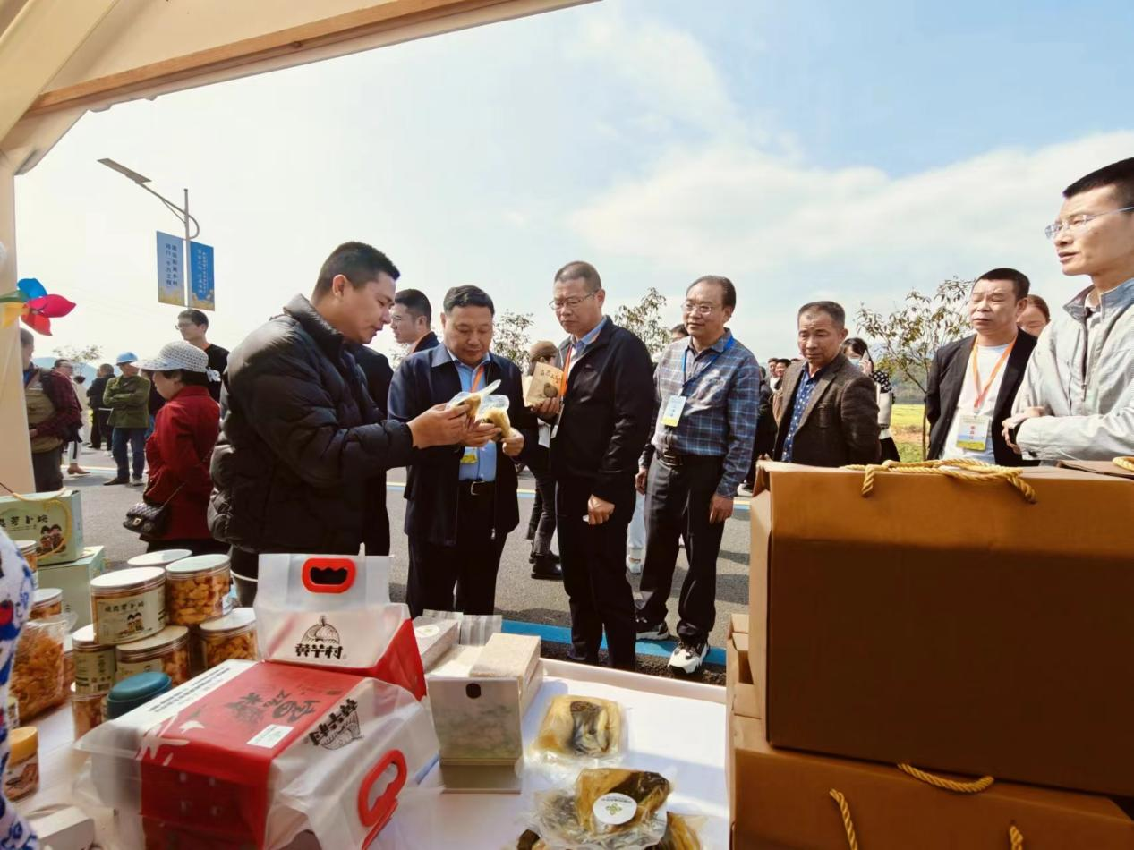 “后備箱集市”熱鬧非凡。主辦方供圖