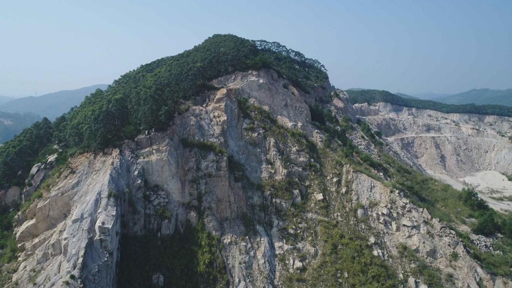 獅山-周福廢棄礦山修復(fù)前，巖層裸露，滿目瘡痍。漳州臺商投資區(qū)自然資源局供圖