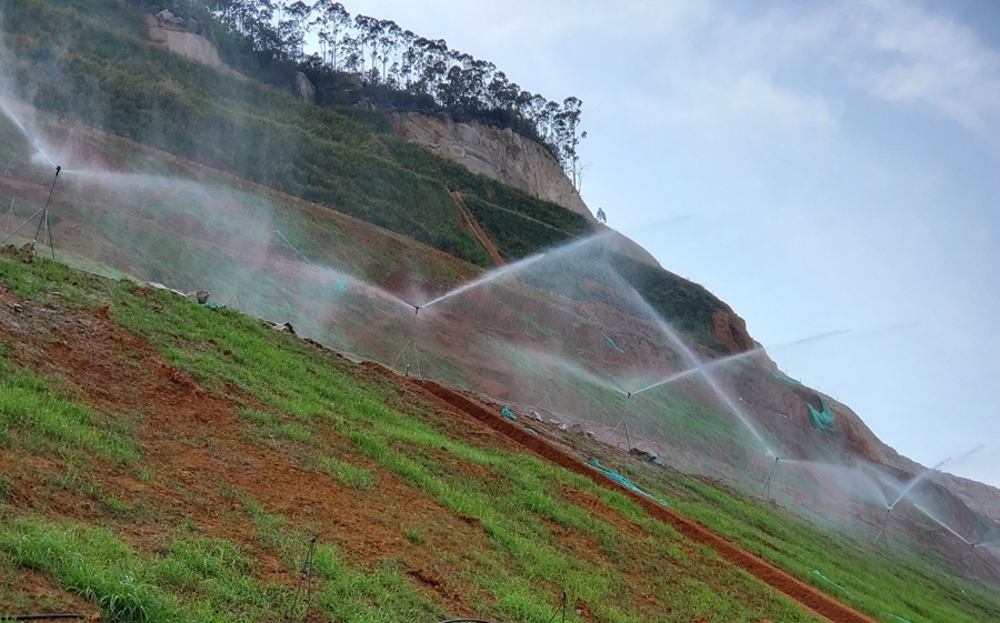 獅山-周福廢棄礦山邊坡綠化主要采用噴播植草，從而提高植被存活率、覆蓋率。漳州臺商投資區(qū)自然資源局供圖
