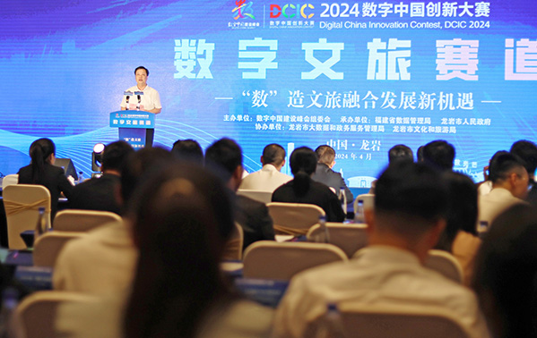 龍巖市人民政府副市長(zhǎng)詹崇仁在頒獎(jiǎng)現(xiàn)場(chǎng)致辭