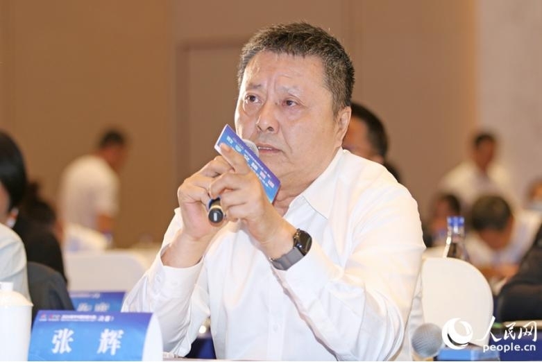 張輝在數(shù)字文旅賽道決賽時(shí)進(jìn)行提問(wèn)。人民網(wǎng) 李昌乾攝