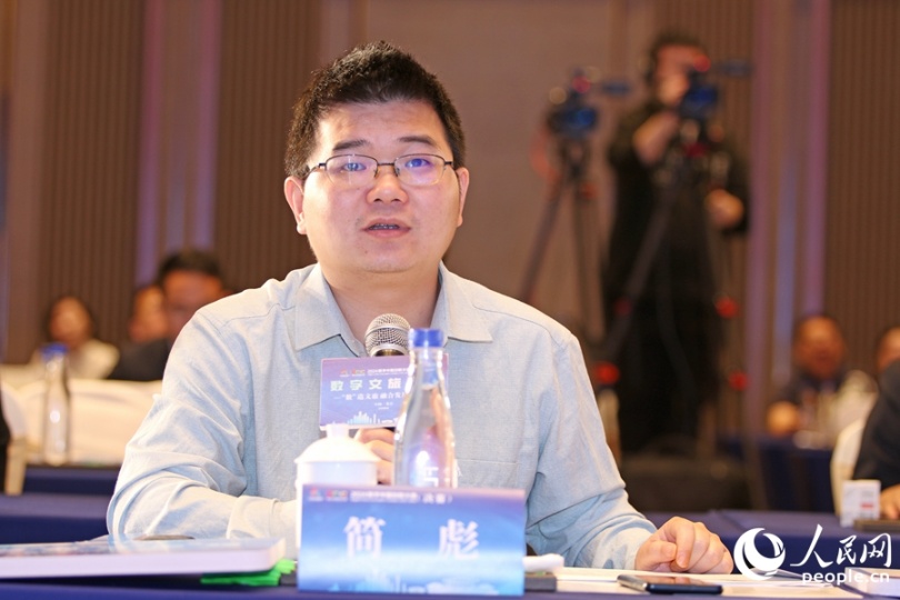 簡(jiǎn)彪在數(shù)字文旅賽道決賽時(shí)進(jìn)行提問(wèn)。人民網(wǎng) 李昌乾攝