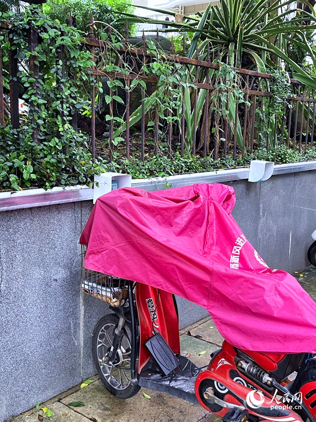 福州市鼓樓區(qū)五鳳山莊三期13號樓前設(shè)置了簡易充電設(shè)備。人民網(wǎng) 劉寶琴攝