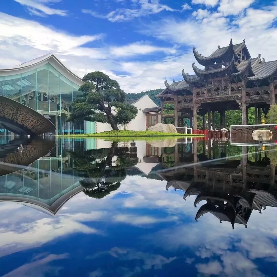 武夷·夢(mèng)華錄。這里的一草一木、一櫞一檁、一磚一瓦承載了深刻的文化內(nèi)涵和設(shè)計(jì)理念，既傳承了中國(guó)傳統(tǒng)古建的營(yíng)造之妙，也結(jié)合了現(xiàn)代空間美學(xué)的工藝之精，被稱為“古建活態(tài)博物館”。小橋流水、亭臺(tái)樓閣，一步一景，在這里不僅可以感受“穿越千年”的詩(shī)情畫意，還能嘗一嘗地道閩北菜系、品一品特色朱子家酒。