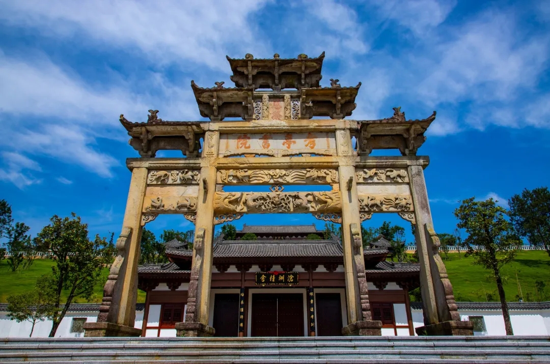 考亭書院?？纪何挥诰嘟?yáng)城城2.5公里外，三面環(huán)水，景色清幽。據(jù)悉，這里是朱熹晚年定居建陽(yáng)，創(chuàng)辦講學(xué)的最后一個(gè)書院，也是古代中原當(dāng)時(shí)五大最高學(xué)府之一。