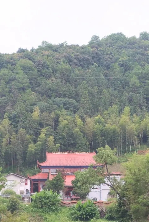 圣跡寺。圣跡寺原名“佛跡寺”，是一座擁有1280多年歷史的古寺。唐開元年間，唐朝高僧馬祖道一禪師在佛跡寺創(chuàng)建華夏第一座叢林，此地成為福建省禪宗發(fā)源之地及佛教中國(guó)化集成地，在中國(guó)佛教文化史上享有盛譽(yù)。寺內(nèi)還保存有天然形成的佛腳印、馬祖道一坐禪處、清代3座碑刻及唐代大殿遺址等物質(zhì)遺存。