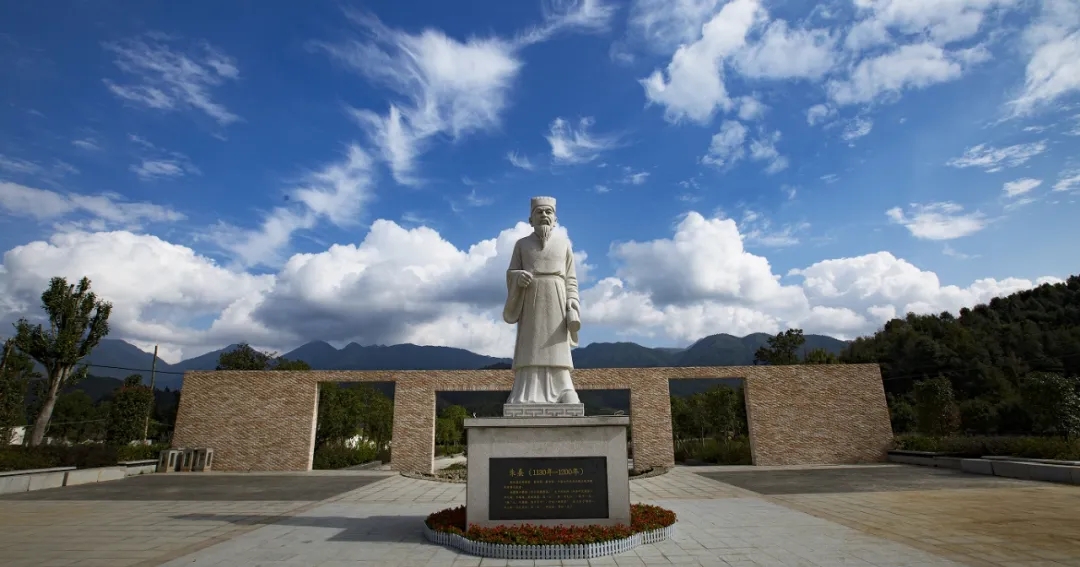 朱子林景區(qū)。黃坑鎮(zhèn)，擁有“中國(guó)竹筷第一鎮(zhèn)”的美譽(yù)。朱子林景區(qū)游客服務(wù)中心二樓，有一個(gè)中國(guó)箸（zhù）博物館帶您感受普通筷子的“不普通”。