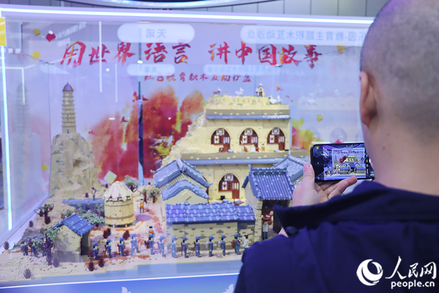 網(wǎng)龍網(wǎng)絡(luò)公司首次展出的教育主題積木交互沙盤(pán)項(xiàng)目吸引觀眾拍照“打卡”。人民網(wǎng) 黃東儀攝