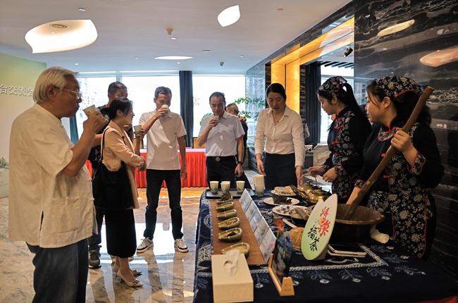 臺胞代表和部分客商代表品嘗將樂擂茶。董觀生攝