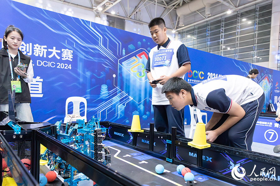 2024數(shù)字中國創(chuàng)新大賽青少年AI機器人賽道決賽在福建福州舉行。人民網(wǎng)記者 焦艷攝