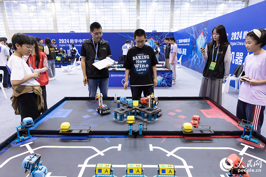 02-2024數(shù)字中國創(chuàng)新大賽青少年AI機器人賽道決賽在福建福州舉行。人民網(wǎng)記者-焦艷攝