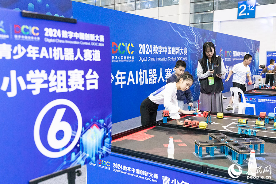 10人工智能機器人小學組比賽現(xiàn)場。人民網(wǎng)記者 焦艷攝