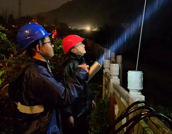 冒雨搶修復(fù)電。