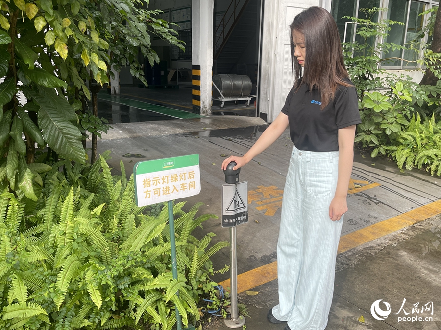 三棵樹涂料股份有限公司生產(chǎn)車間門口設置人體靜電導除儀。人民網(wǎng) 謝星宇攝
