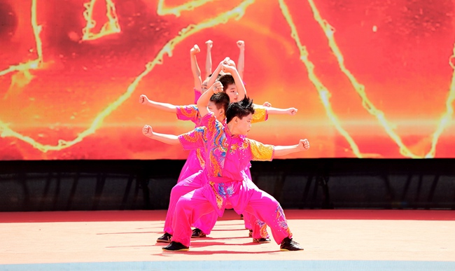 現(xiàn)場(chǎng)豐富多彩的表演。