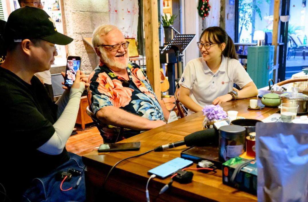 李·加德納（中）在香悅云舍品福州茉莉花茶，與鼓嶺青年相談甚歡。受訪者供圖
