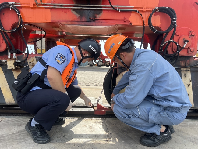 漳州邊檢站移民管理警察檢查碼頭設(shè)備固定情況。王汶臻攝