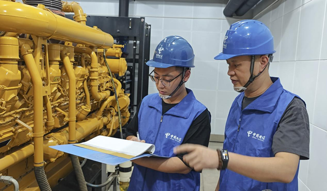 檢測油機(jī)房設(shè)備。福建電信供圖