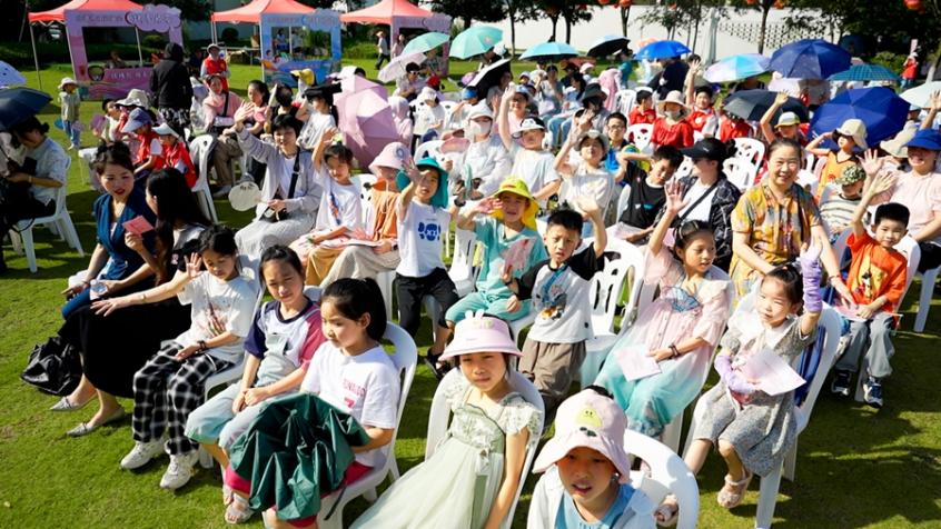 “愛(ài)心媽媽”代表、留守困境兒童代表、家教特派員代表和親子家庭代表等一同參加暑期兒童關(guān)愛(ài)服務(wù)活動(dòng)。福建省婦聯(lián)供圖