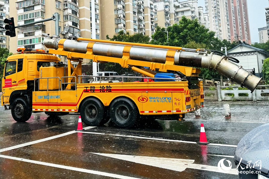 7月25日，在福州市區(qū)，一輛排水搶險車正在作業(yè)。人民網(wǎng) 李唯一攝