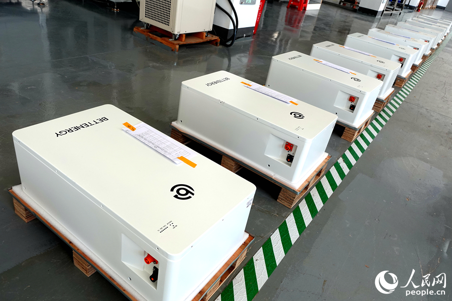 寧化時(shí)代14度電規(guī)格的儲能鋰電池，充電10分鐘即可儲滿。人民網(wǎng) 謝星宇攝