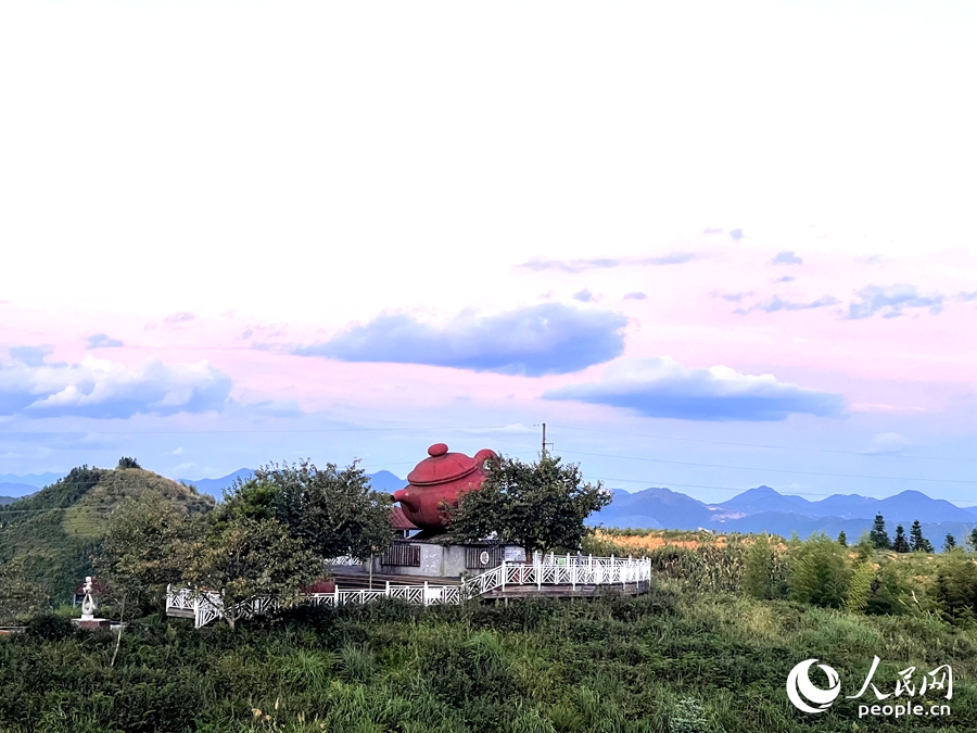 大仙峰茶美人景區(qū)集文化體驗(yàn)、文創(chuàng)展示、休閑度假等功能為一體。人民網(wǎng)記者 陳藍(lán)燕攝
