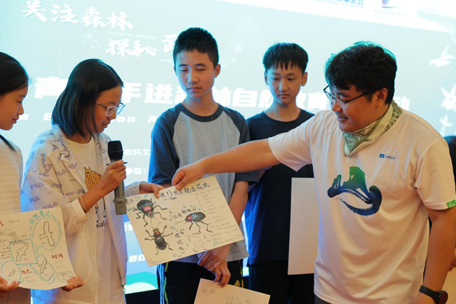 同學(xué)們展示自己繪制的“自然筆記”。
