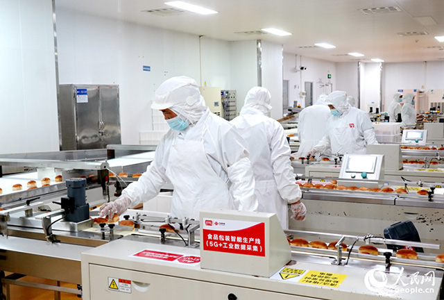 盼盼食品集團(tuán)位于晉江的智能生產(chǎn)線。人民網(wǎng)記者 蘭志飛攝